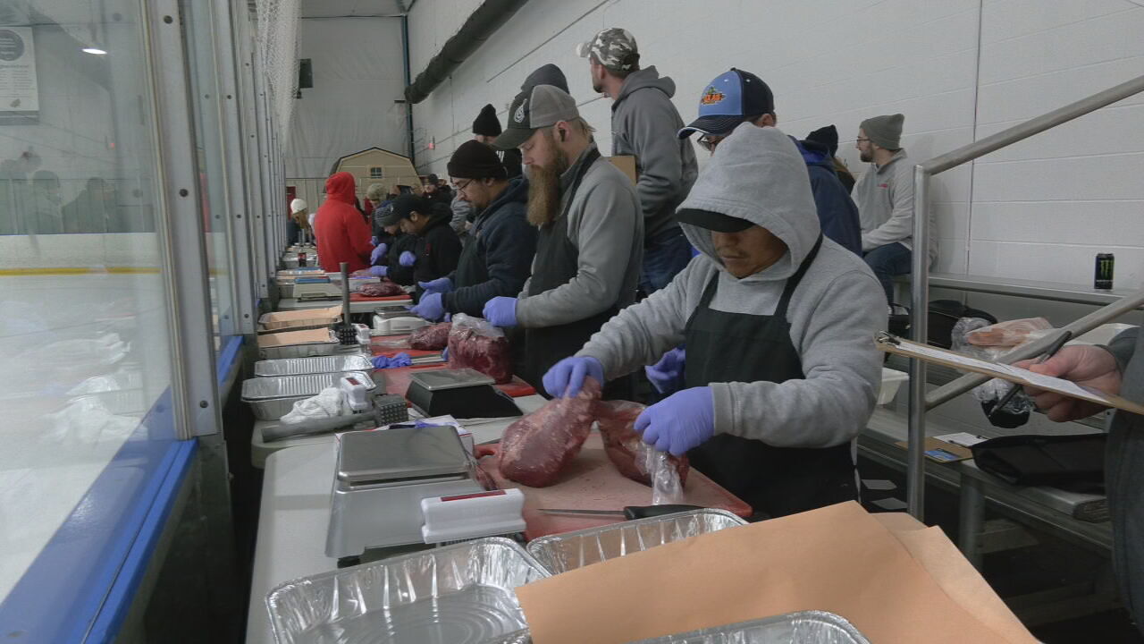 MEAT CUTTING ON ICE